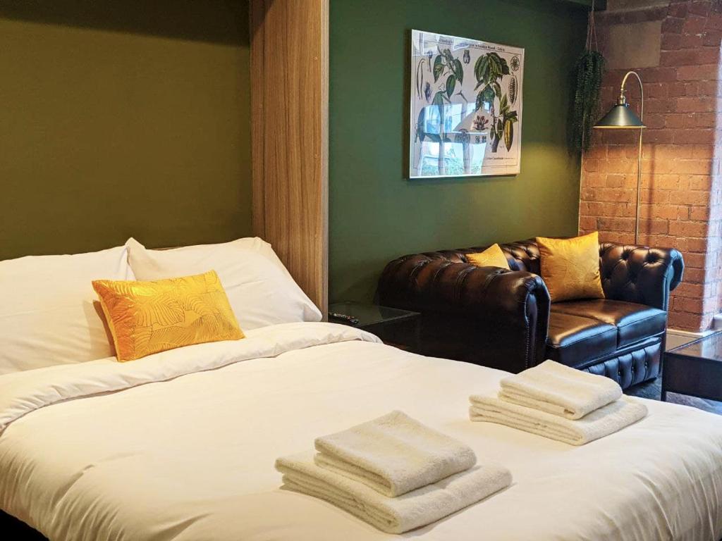 The Botanist's Hideout - Luxury Retreat with Parking 2