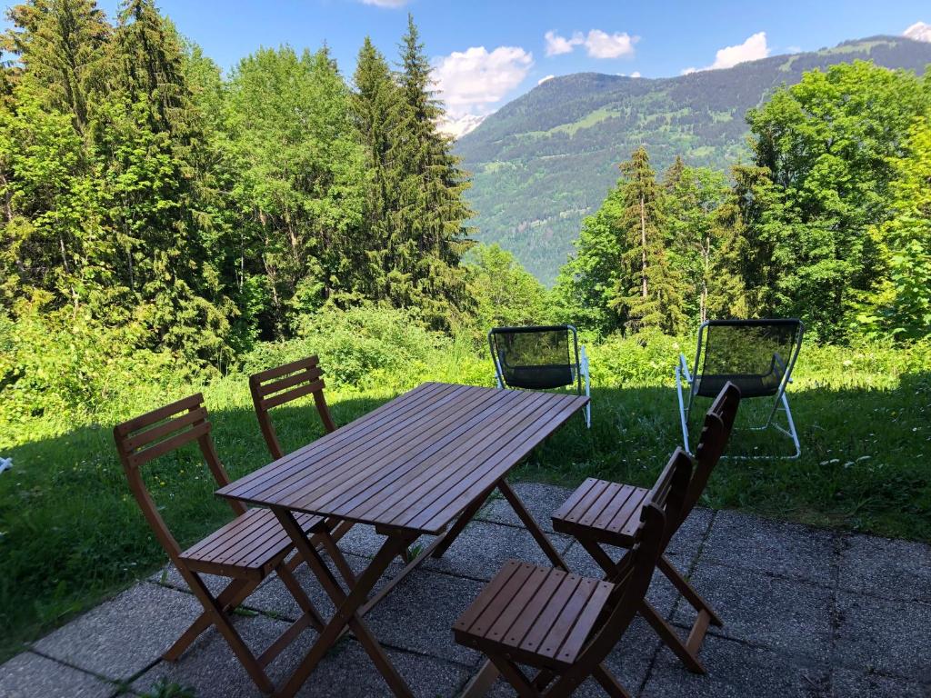 - une table de pique-nique en bois et 2 chaises avec des montagnes en arrière-plan dans l'établissement Petite Marmotte, à Saint-Gervais-les-Bains 9 autres photos