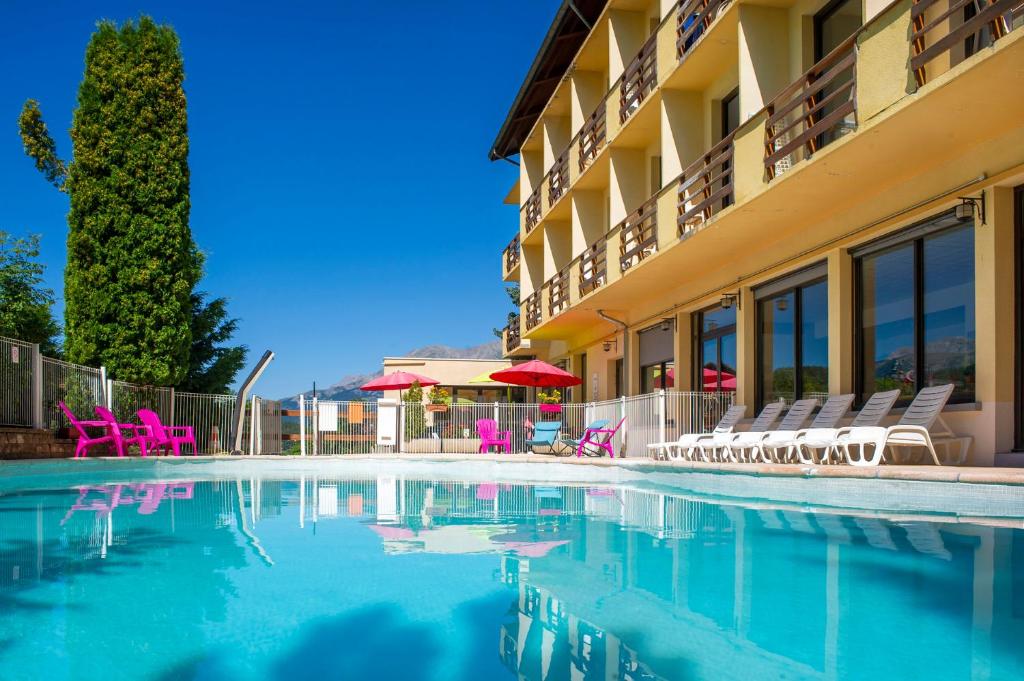 une piscine devant un hôtel dans l'établissement VTF Les Balcons du Sauze, au Sauze