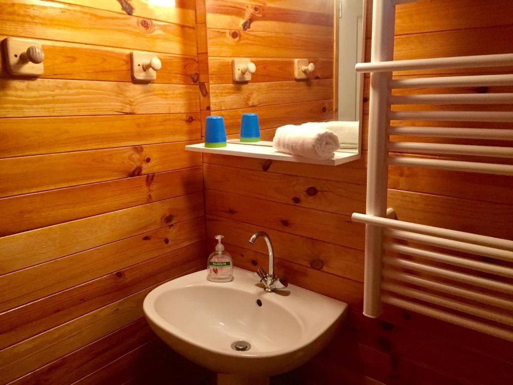 une salle de bain avec toilettes et lavabo dans l'établissement Yourte mongole, à Huriel