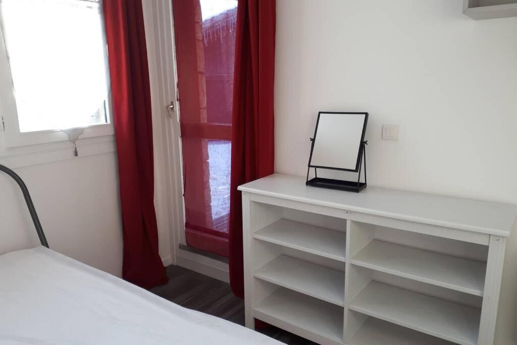 une chambre avec un lit et une commode avec un miroir dans l'établissement Appartement confortable face à la montagne, à Aime La Plagne