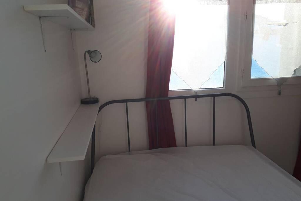 une petite chambre avec un lit et une fenêtre dans l'établissement Appartement confortable face à la montagne, à Aime La Plagne