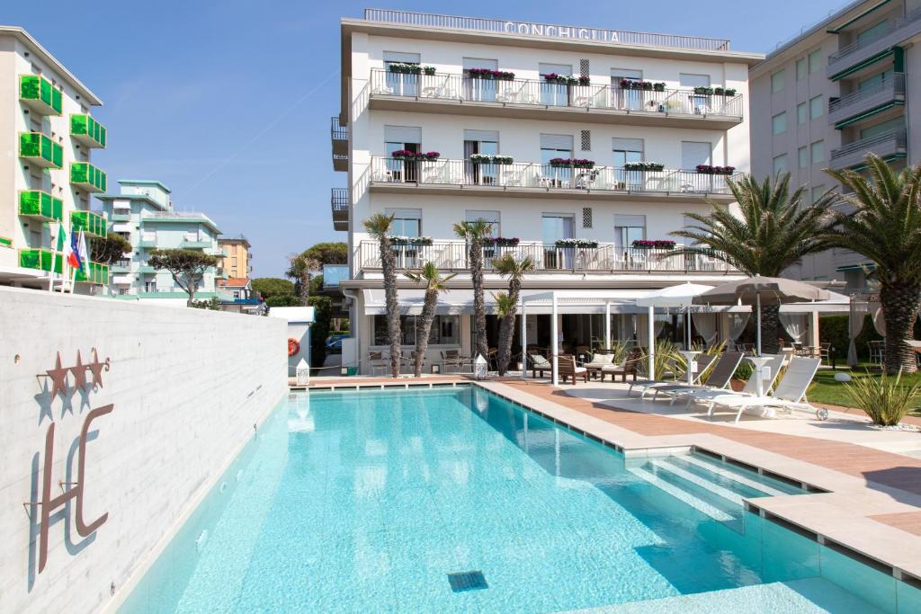 une piscine devant un hôtel dans l'établissement Hotel Conchiglia, à Lido di Jesolo