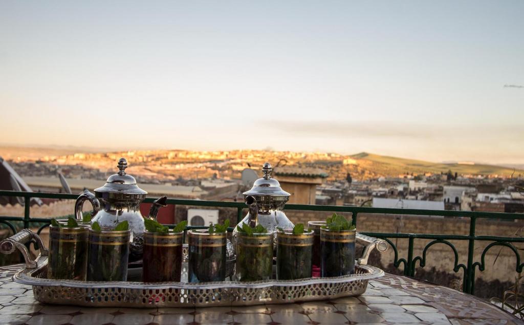- un plateau/bouilloire sur une table avec vue dans l'établissement Riad Naila & suite, à Fès