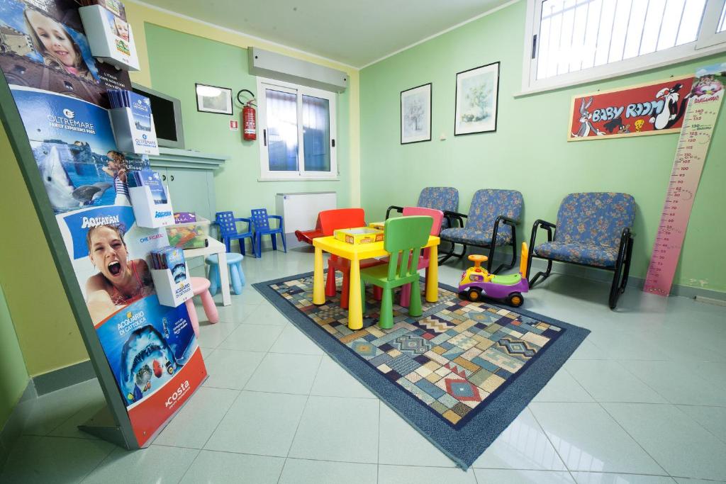 - une salle d'attente avec des chaises et une table dans la chambre dans l'établissement Hotel Plaza, à Rimini