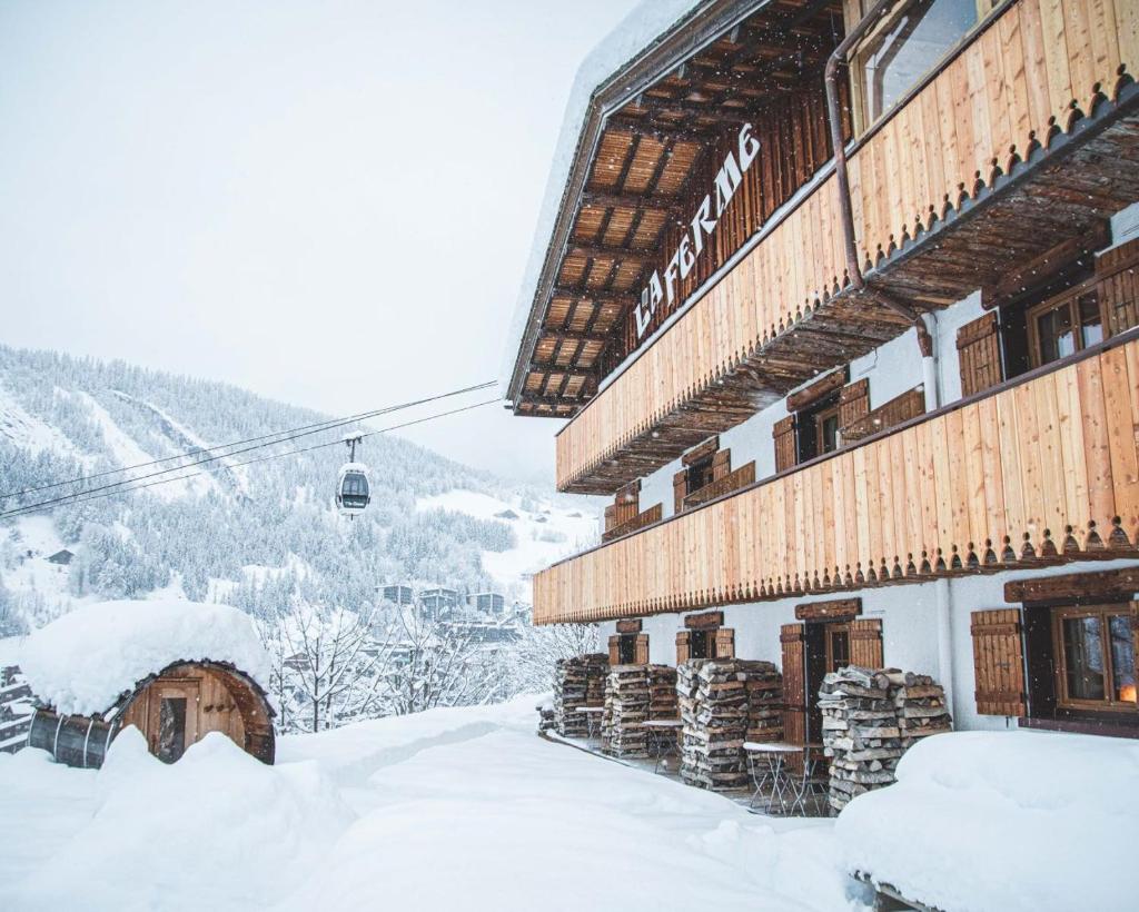 un lodge de ski dans la neige avec une remontée mécanique dans l'établissement La Ferme, à La Clusaz 13 autres photos
