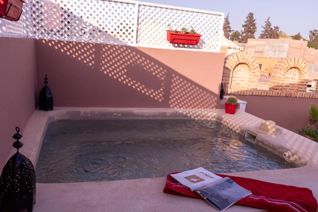 - une petite piscine d'eau dans un jardin dans l'établissement RIAD KERDOUSS, à Marrakech