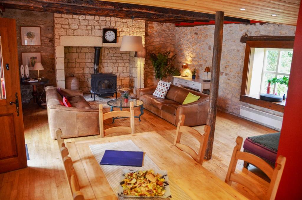 un salon avec un canapé et une cheminée dans l'établissement Parc de vacances La Draille, à Souillac