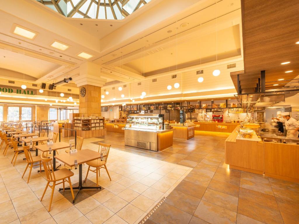 un restaurant avec des tables et des chaises et une cuisine dans l'établissement Noboribetsu Manseikaku, à Noboribetsu