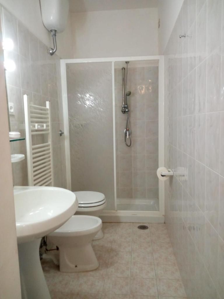 une salle de bain avec toilettes, lavabo et douche dans l'établissement Hotel Mercede 2, à San Felice Circeo
