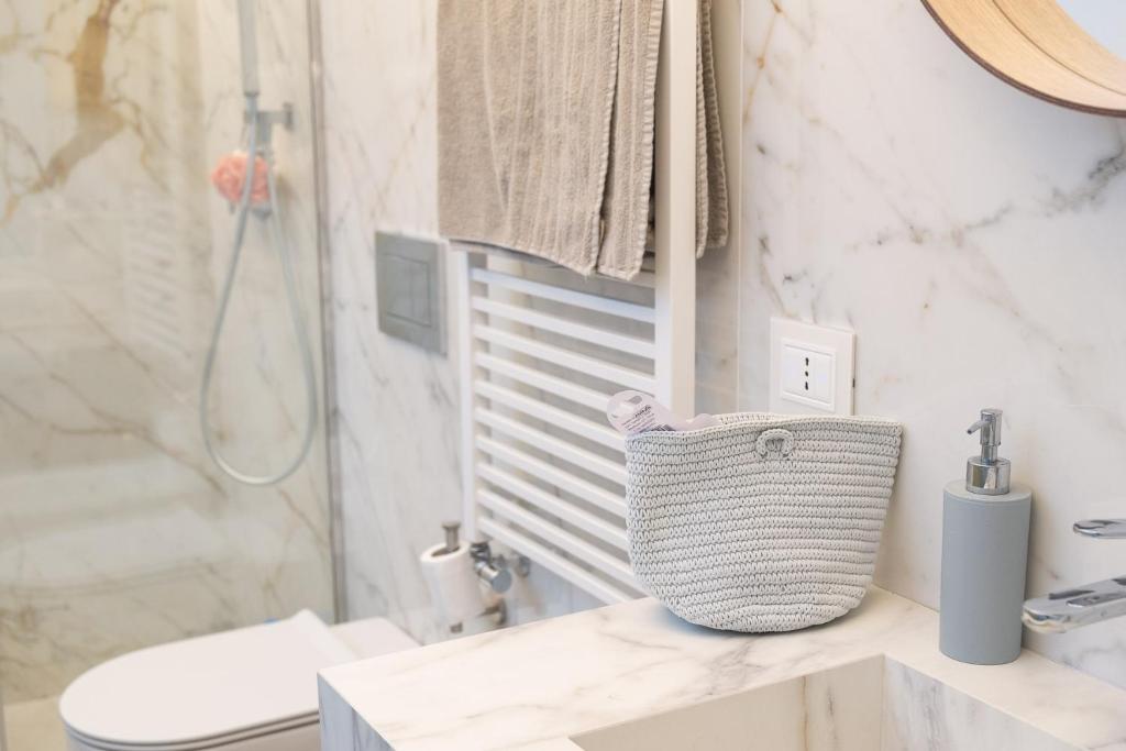 une salle de bain avec toilettes, lavabo et douche dans l'établissement Mori Siciliani House, à Aci Castello 7 autres photos