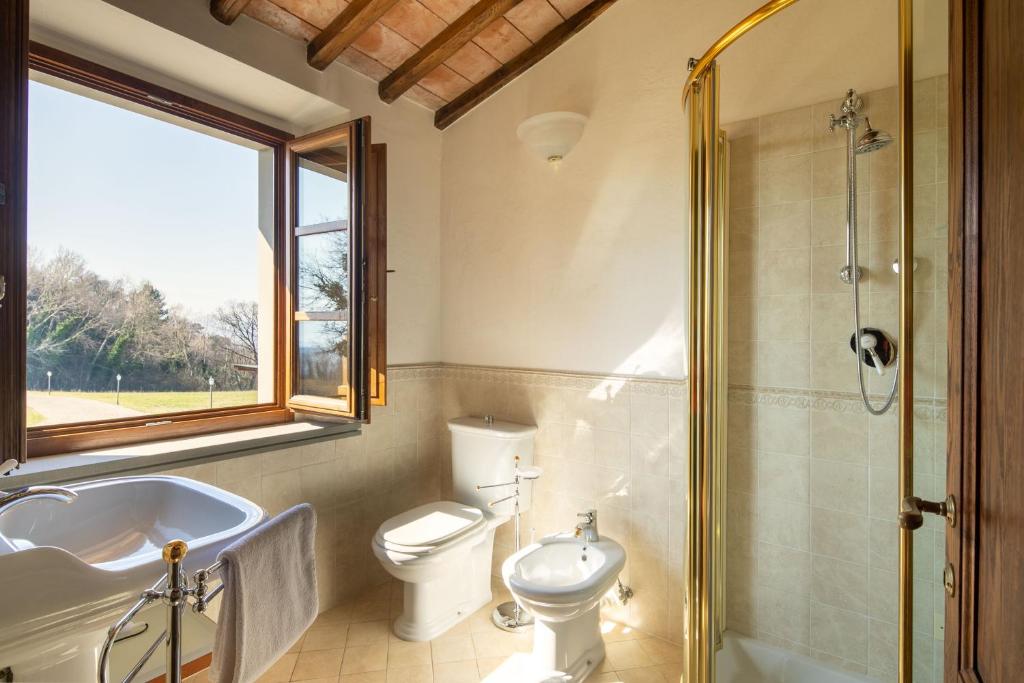 une salle de bain avec une baignoire, des toilettes et un lavabo dans l'établissement Villa Scarperia by Mmega, à Fondaccio 34 autres photos
