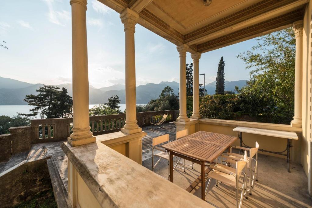Villa Gelmi front lake