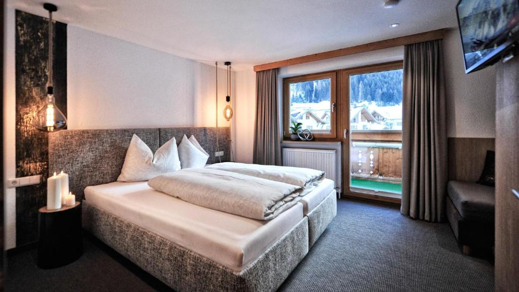 Mountain Apartments - living by Salner