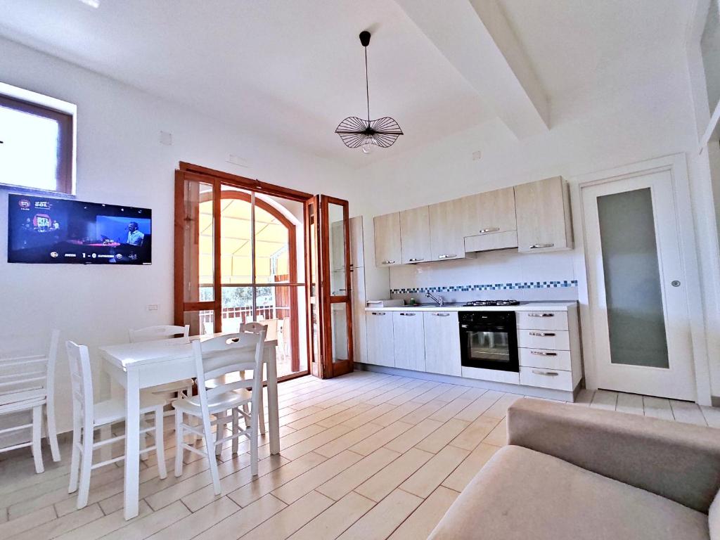 un salon avec une table et une cuisine dans l'établissement Tenuta Marga, à Agnone