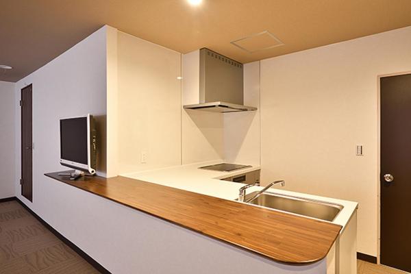 une cuisine avec un évier et un plan de travail dans l'établissement Hotel Takimoto, à Yamanouchi