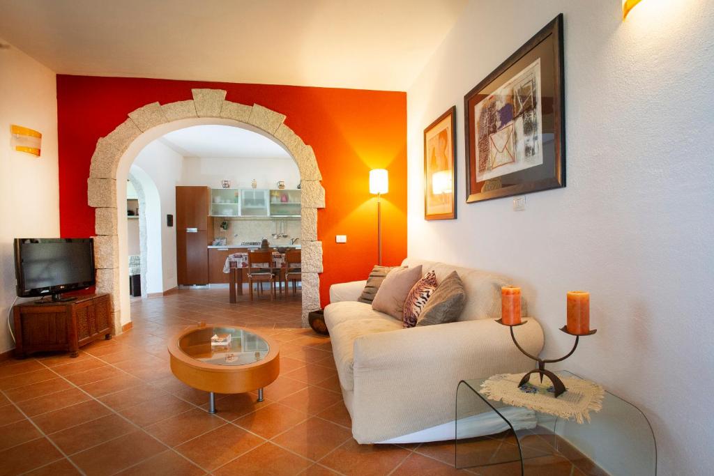 un salon avec un canapé et une table dans l'établissement Villa Cedrino, à San Teodoro