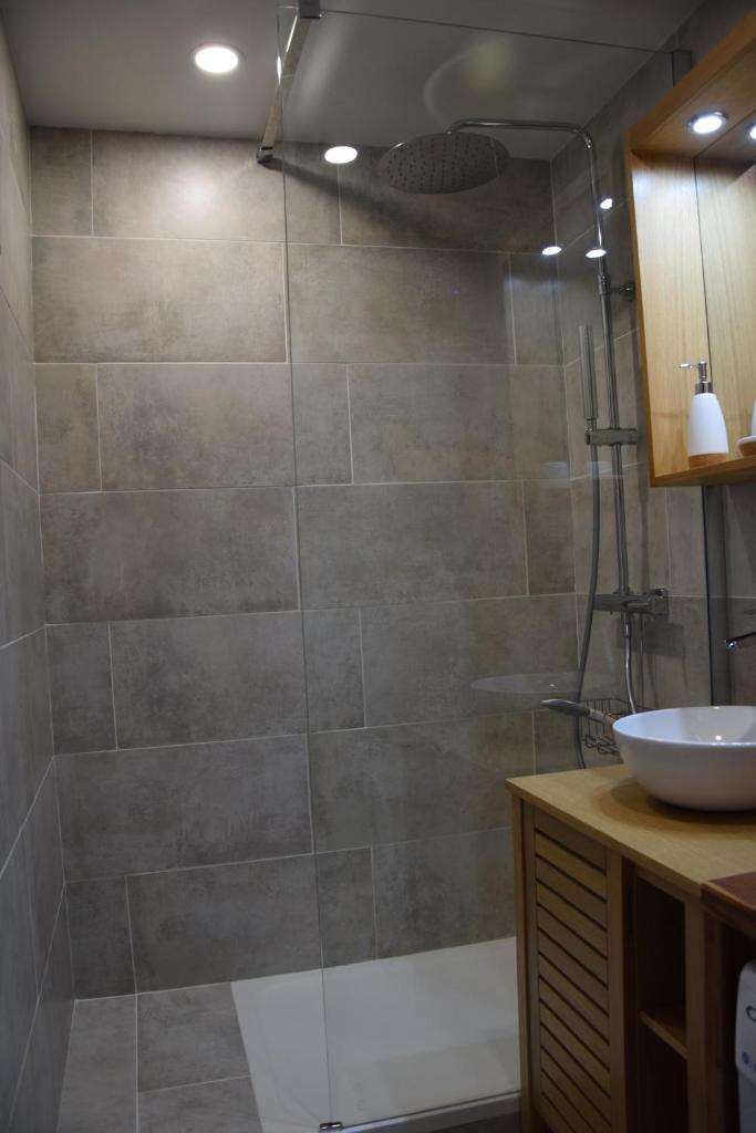 une salle de bain avec douche et lavabo dans l'établissement Appartement Studio rénové le Corbier 4 personnes 22m2 domaine les Sybelles Classé 2 étoiles label qualité le corbier, à Villarembert