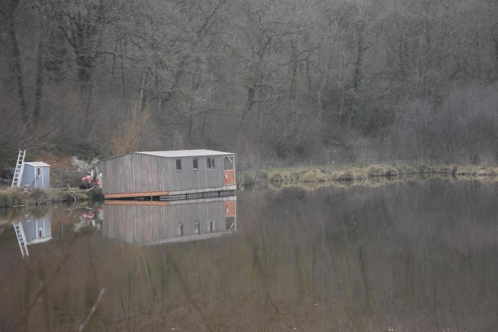 un bâtiment situé au bord d'un plan d'eau dans l'établissement bateau du moulin girault, à Panzoult