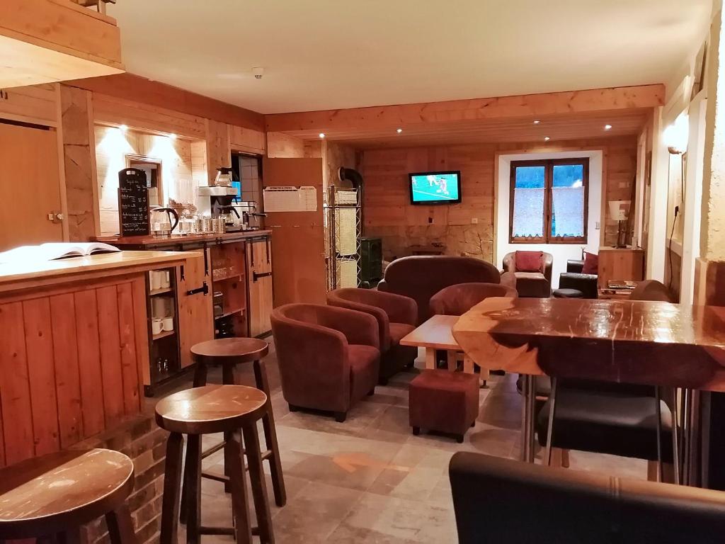 un bar avec des chaises et des tables dans un restaurant dans l'établissement Le Dôme, à Tignes