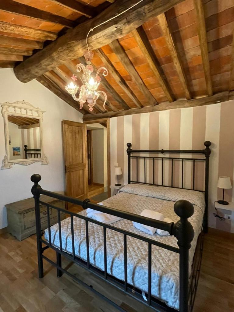 une chambre avec un lit et un lustre dans l'établissement ShaLeo Holiday Home, à Marliana