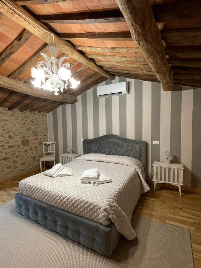 - une chambre avec un lit dans une pièce aux murs rayés dans l'établissement ShaLeo Holiday Home, à Marliana 51 autres photos