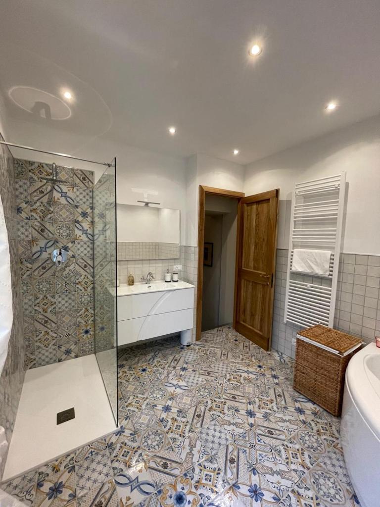 une salle de bain avec une douche, un lavabo et une baignoire dans l'établissement ShaLeo Holiday Home, à Marliana
