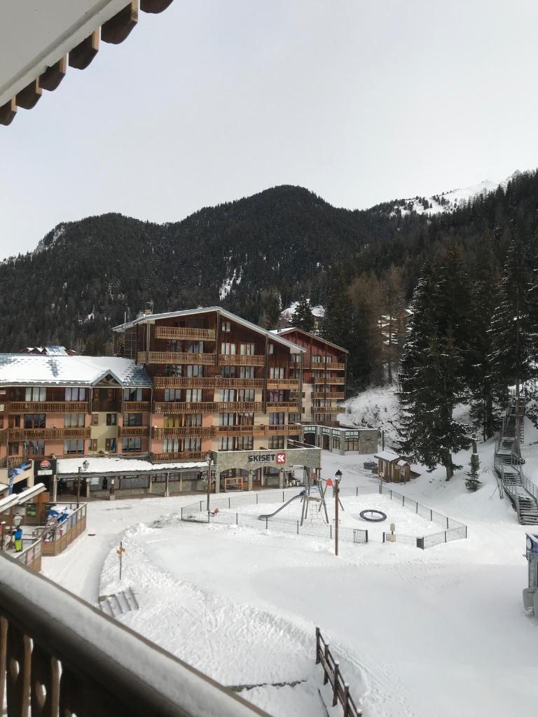 un skatepark dans la neige devant un bâtiment dans l'établissement Studio centre station - vue magnifique - Valfréjus, à Modane
