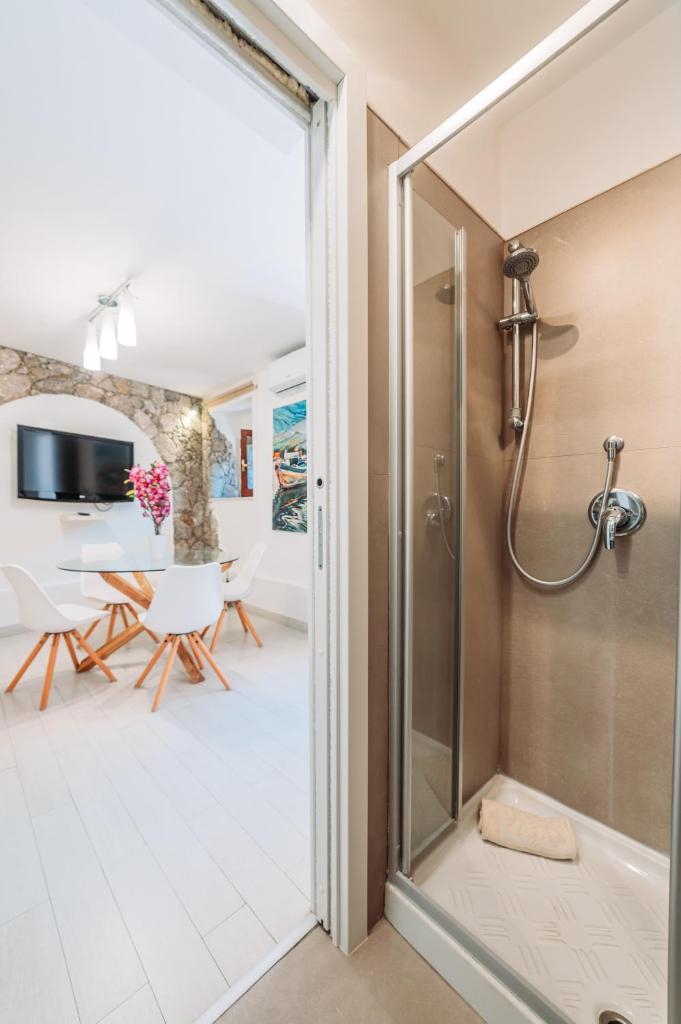 La salle de bains est pourvue d'une cabine de douche et d'une salle à manger. dans l'établissement Private Villa at Villa al Duomo, à Taormine