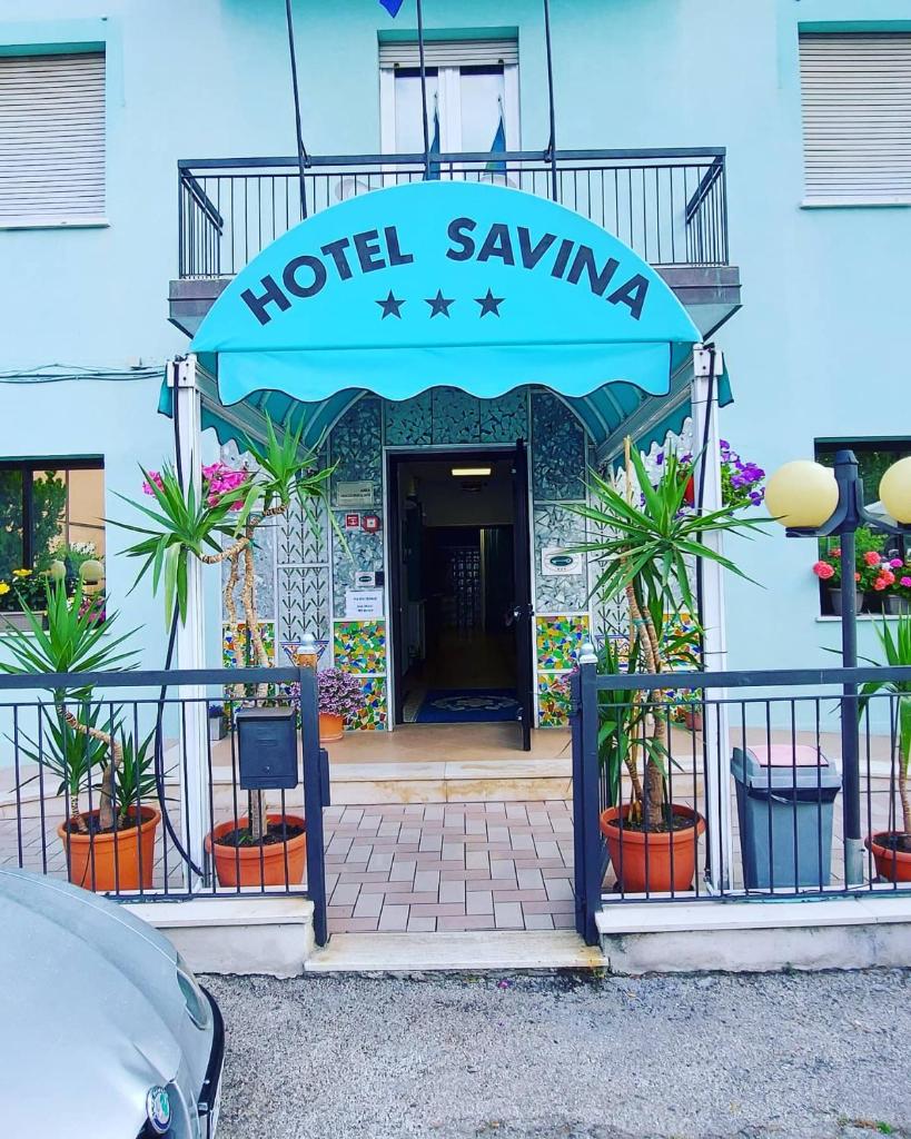 une pancarte de l'agence hôtelière à l'avant d'un bâtiment dans l'établissement Hotel Savina, à Rimini