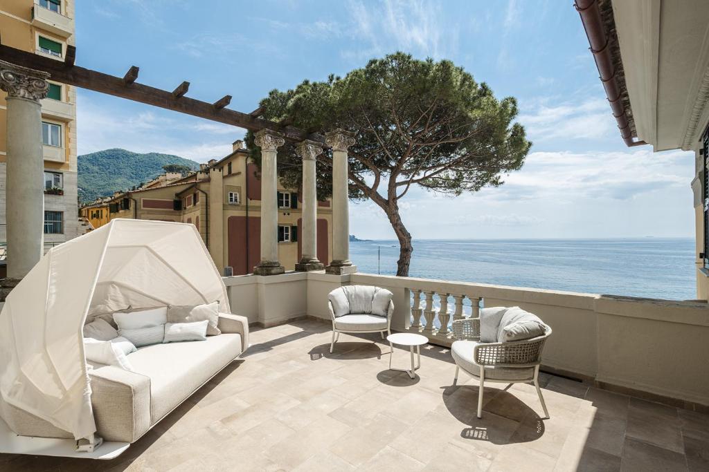d'un salon avec un canapé et des chaises sur un balcon. dans l'établissement Sublimis Boutique Hotel Adults-Only, à Camogli
