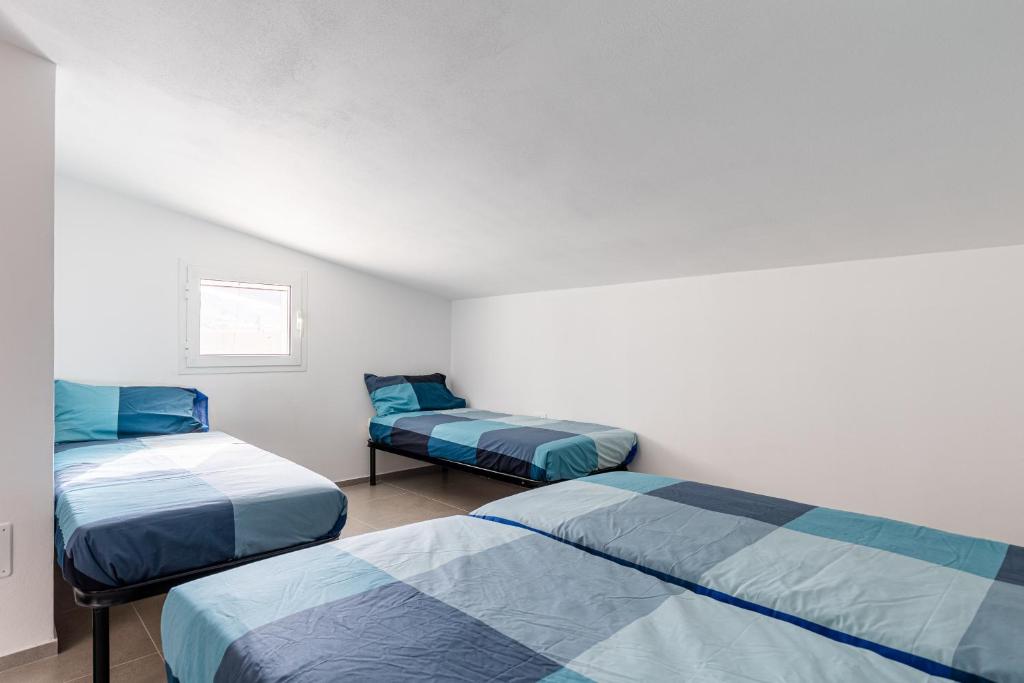 une chambre avec deux lits dans une pièce dans l'établissement Elegante Villa con Piscina privata a Scopello, à Castellammare del Golfo 21 autres photos