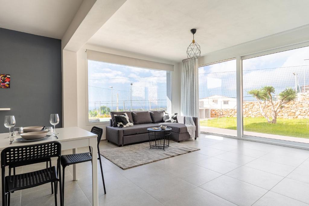 un salon avec un canapé et une table dans l'établissement Elegante Villa con Piscina privata a Scopello, à Castellammare del Golfo