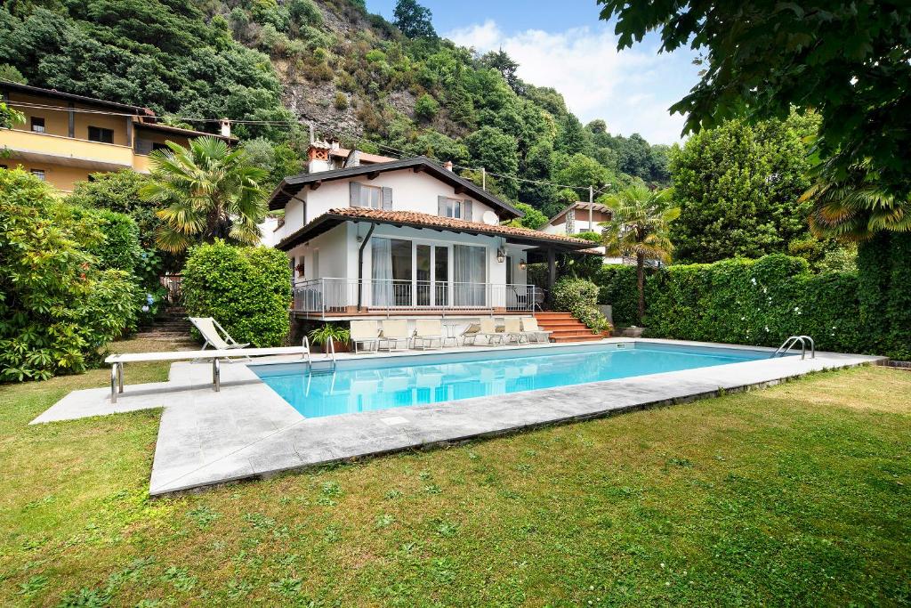 une maison avec une piscine dans une cour dans l'établissement Luxury Country House Domaso, à Domaso