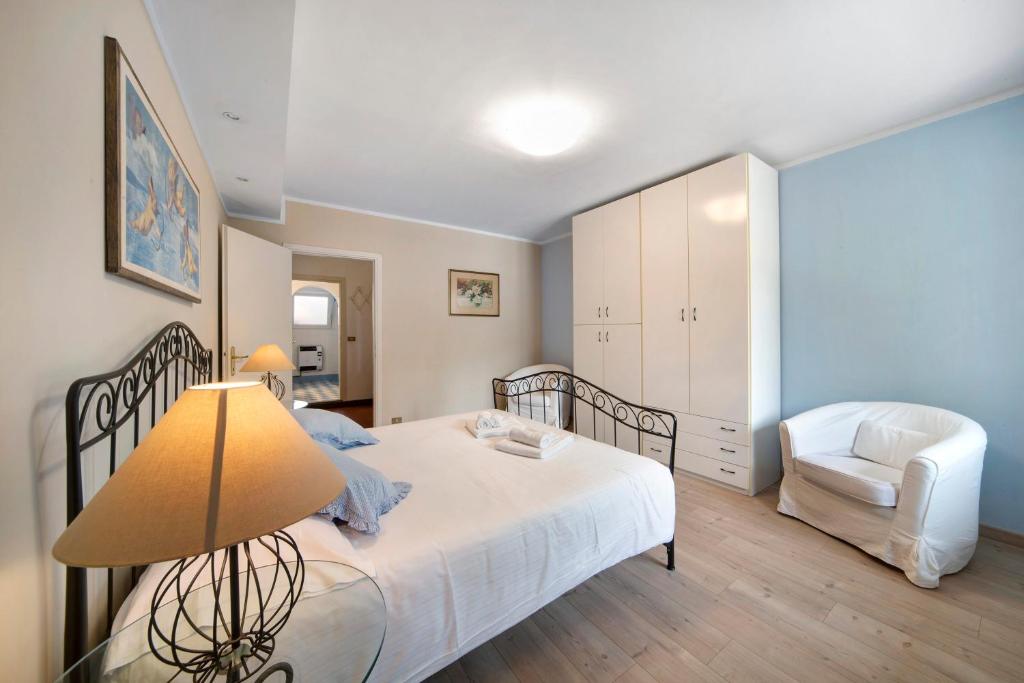 - une chambre avec un lit doté d'une lampe et d'une chaise dans l'établissement Luxury Country House Domaso, à Domaso 21 autres photos