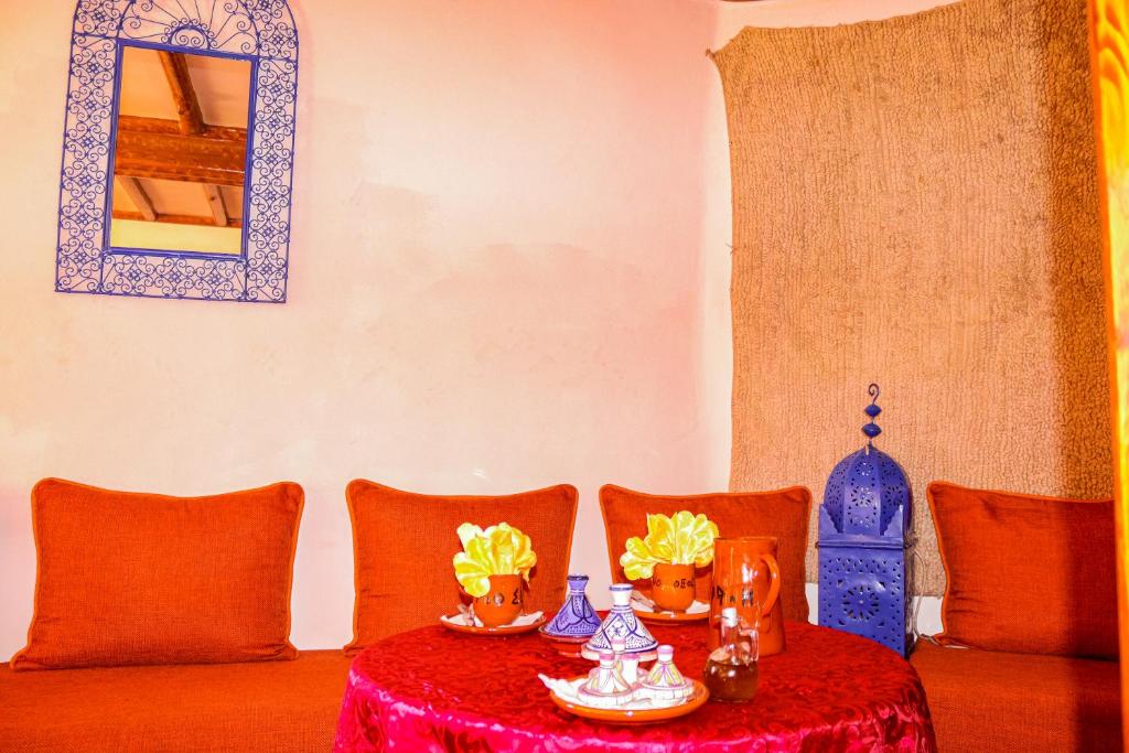 un salon avec une table et un tissu de table rouge dans l'établissement Riad Atlas Toubkal, à Imlil 37 autres photos