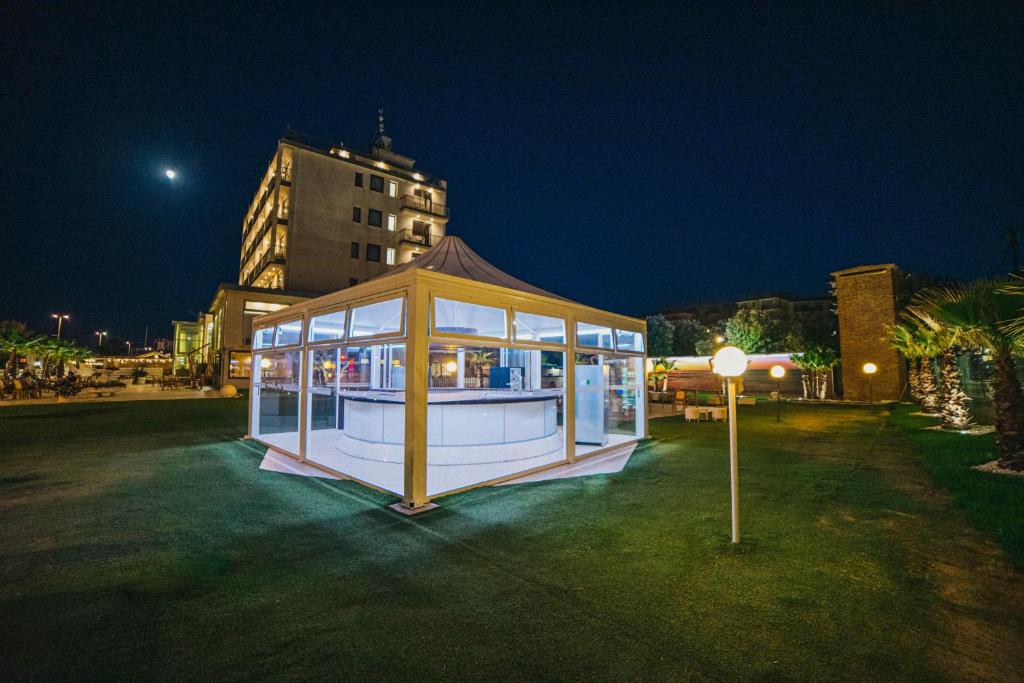 - un petit bâtiment la nuit avec un panneau indiquant la rue dans l'établissement Hotel Park, à Sottomarina