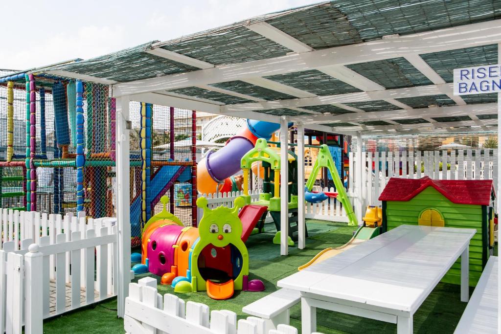 une aire de jeux avec une table et une structure de jeu dans l'établissement Hotel Dusseldorf, à Rimini