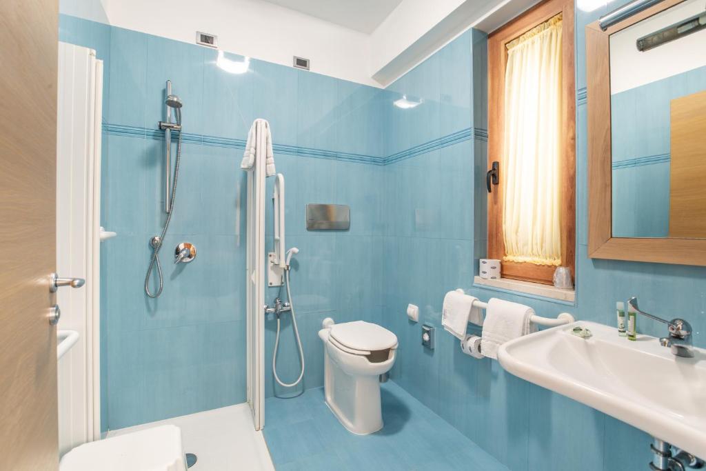 une salle de bain bleue avec des toilettes et un lavabo dans l'établissement Marc Hotel, à Vieste 30 autres photos