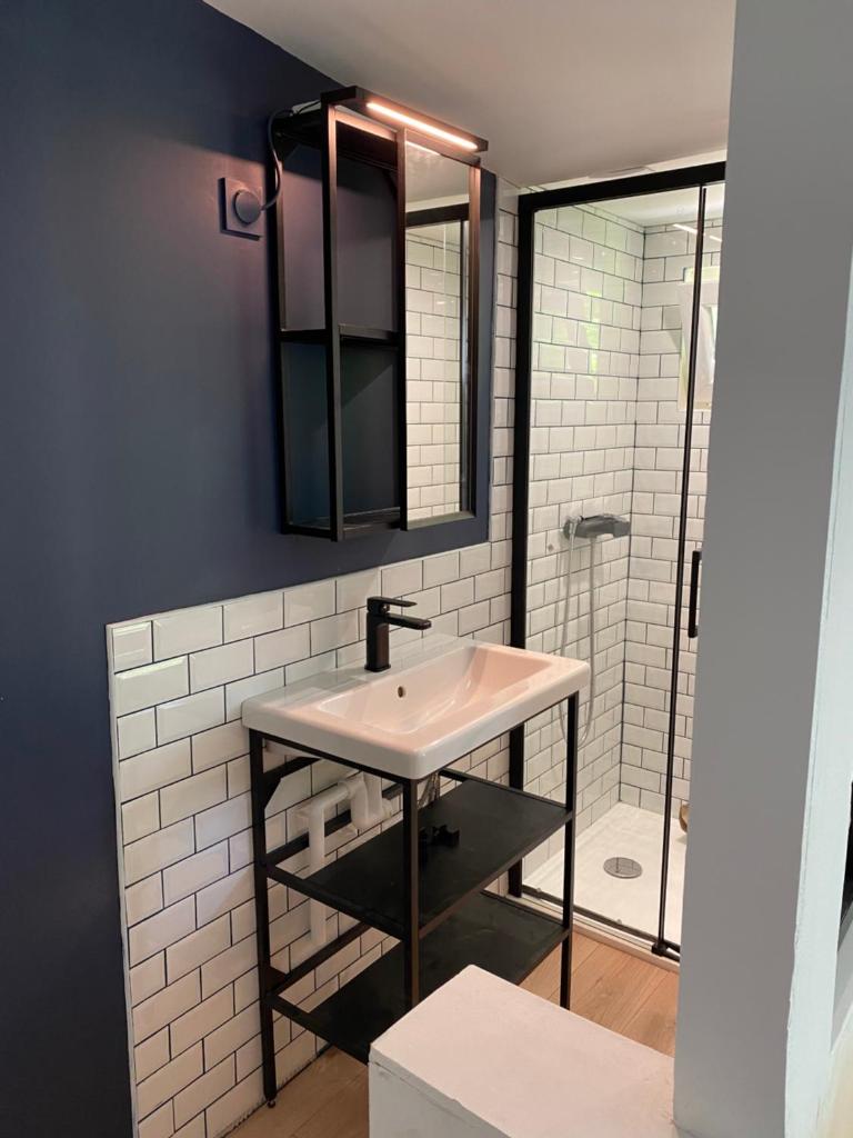 une salle de bain avec un lavabo et un miroir dans l'établissement Gîte Le Travezay, à Courcoué