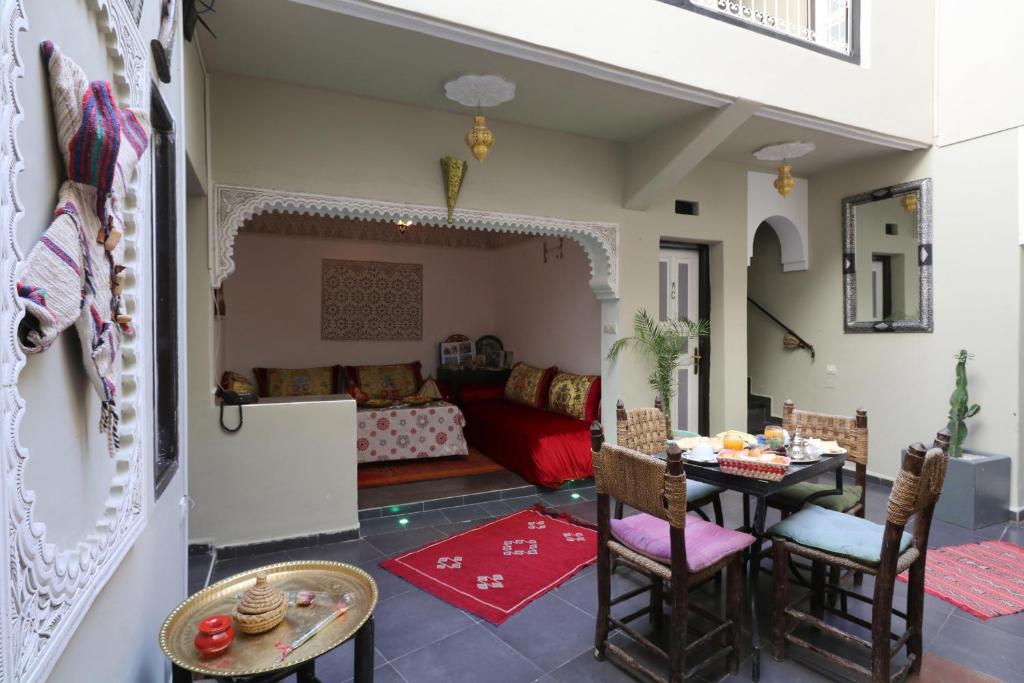 un salon avec un canapé et une table dans l'établissement Diamant La Ville Rouge, à Marrakech