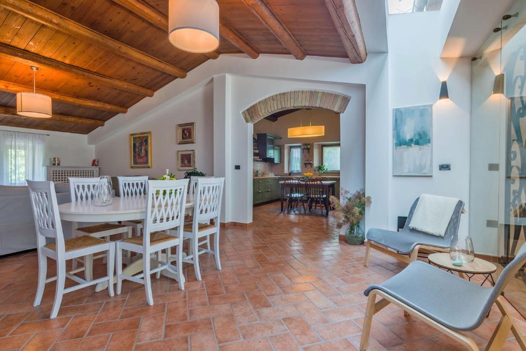 une cuisine et une salle à manger avec une table et des chaises dans l'établissement Villa Durante, à Cagli