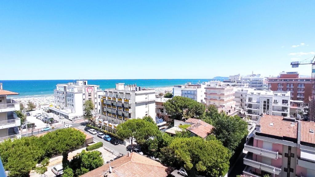 une ville avec des bâtiments et l'océan en arrière-plan dans l'établissement Hotel De Amicis, à Riccione