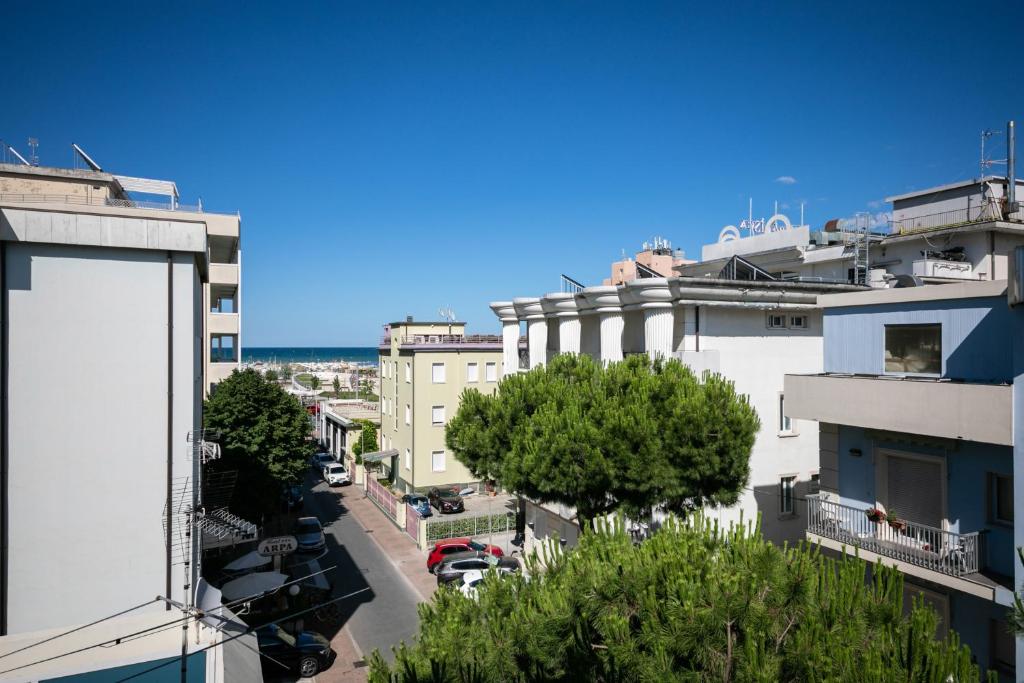 une vue d'une rue de la ville avec des bâtiments dans l'établissement Hotel Sorriso, à Rimini