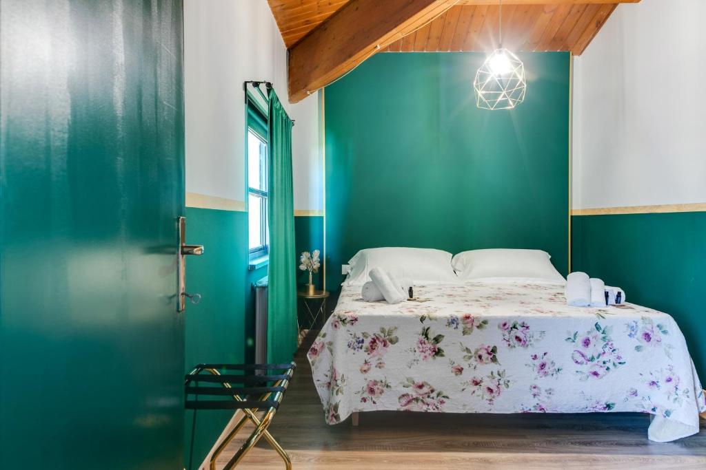 - une chambre dotée d'un lit avec un mur vert dans l'établissement Hotel Sorriso, à Rimini