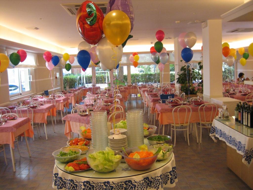 une salle de banquet avec des tables et des chaises avec des ballons dans l'établissement Hotel Nives, à Riccione
