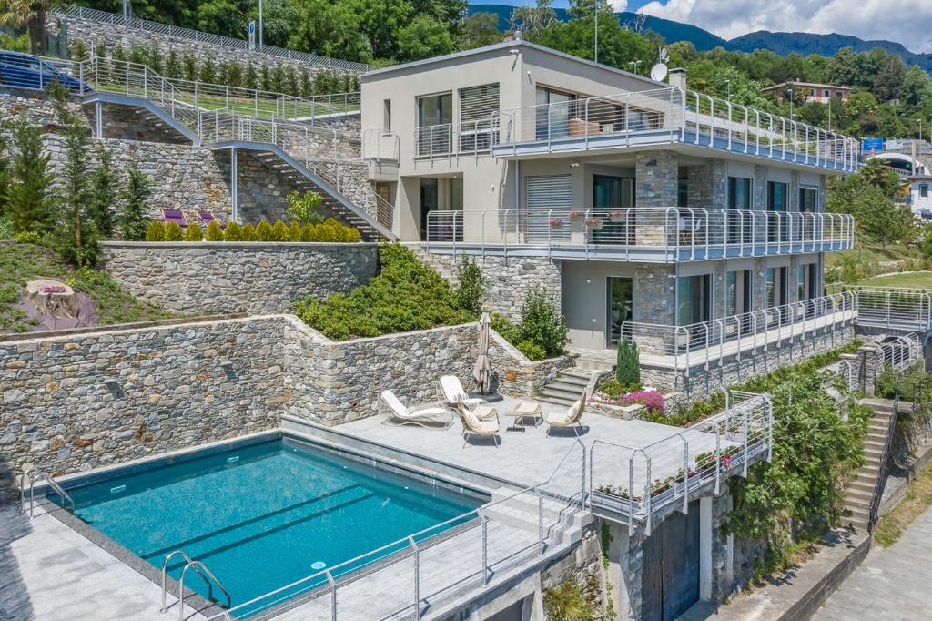 une vue aérienne d'une maison avec piscine dans l'établissement Villa Del Sasso - Cremia, à Cremia