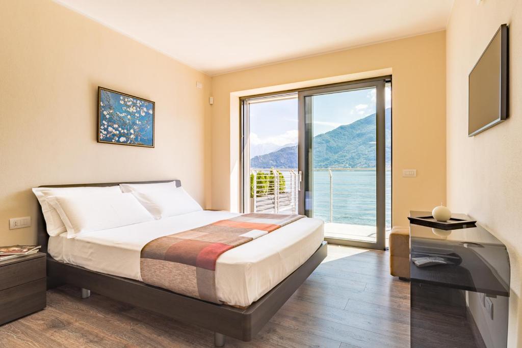 une chambre avec un lit et une grande fenêtre dans l'établissement Villa Del Sasso - Cremia, à Cremia