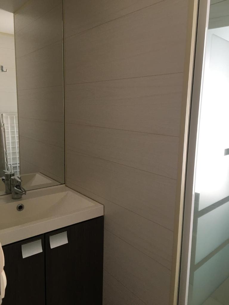 une salle de bain avec un lavabo et un miroir dans l'établissement Camping Le Fou du Roi, à Lansargues 37 autres photos