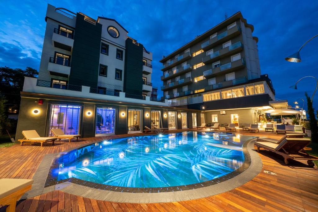 une piscine devant un bâtiment dans l'établissement Brasil Seaview Hotel, à Milano Marittima